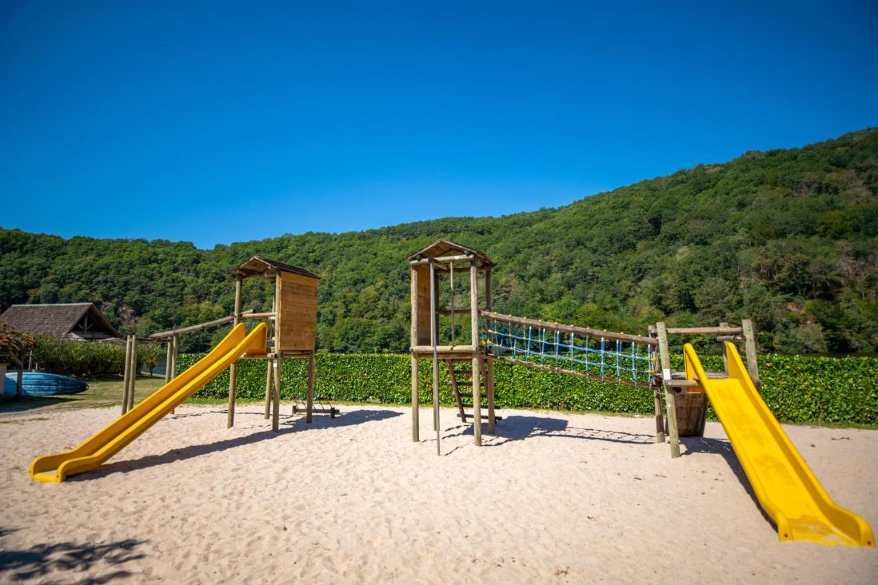 Camping Le Chateau Du Gibanel Saint-Martial-Entraygues Exterior foto