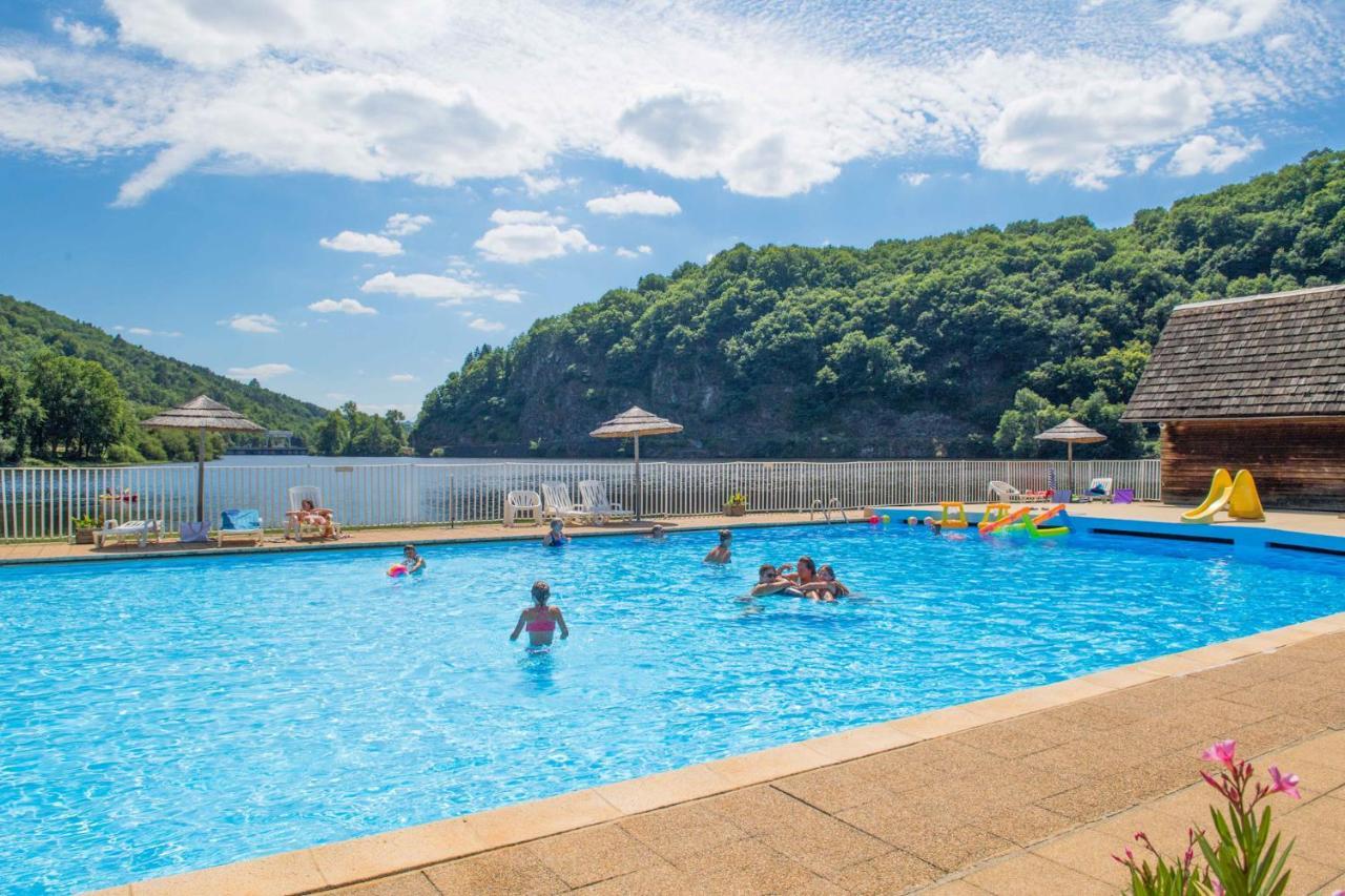 Camping Le Chateau Du Gibanel Saint-Martial-Entraygues Exterior foto