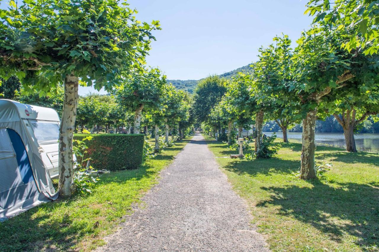 Camping Le Chateau Du Gibanel Saint-Martial-Entraygues Exterior foto