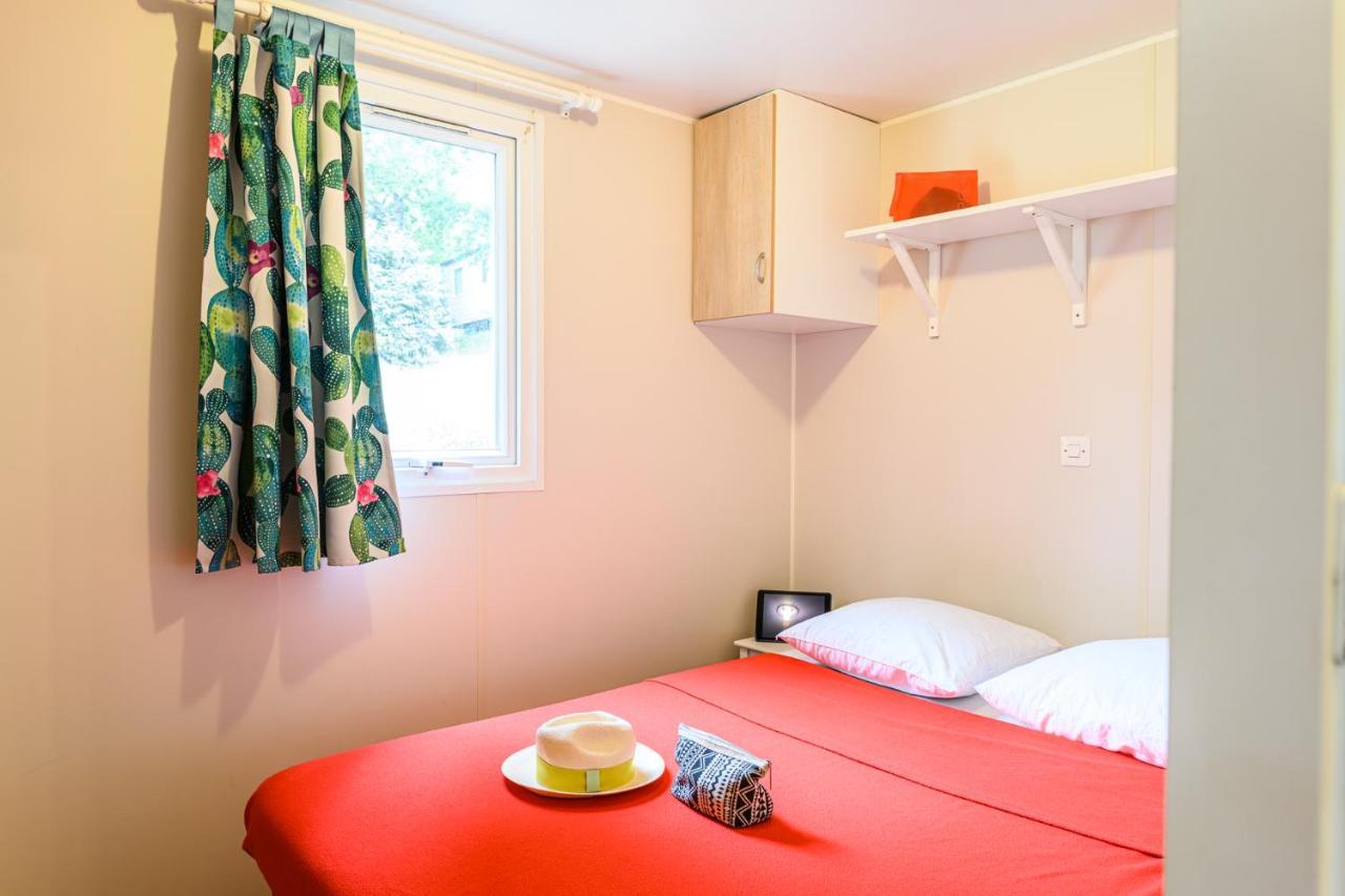 Camping Le Chateau Du Gibanel Saint-Martial-Entraygues Exterior foto