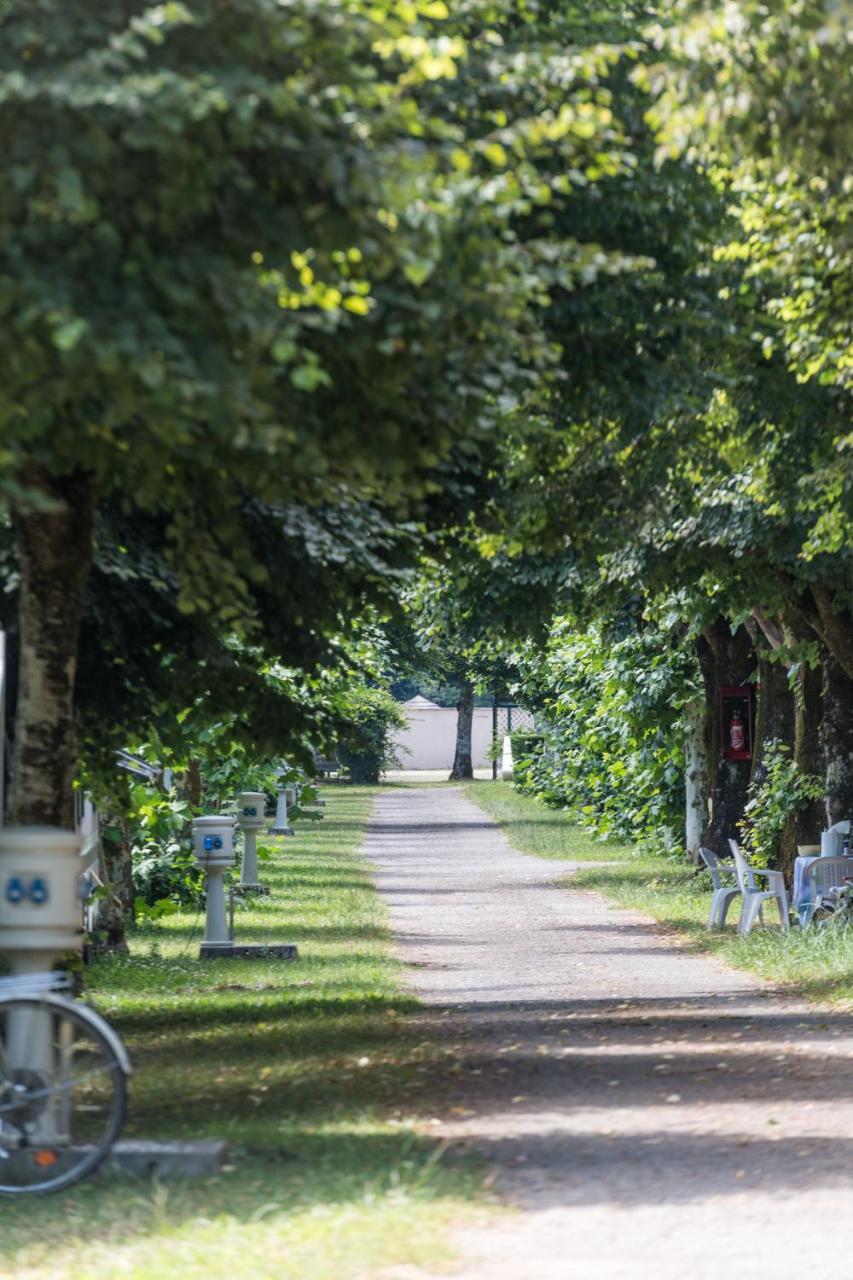 Camping Le Chateau Du Gibanel Saint-Martial-Entraygues Exterior foto